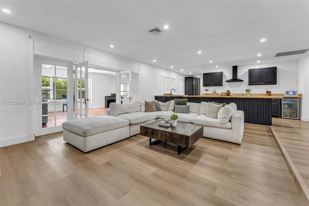 Image 7 of property listing at 680 El Dorado Pkwy, Plantation, FL 33317