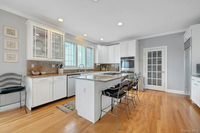 34 Eagle Court, White Plains, NY 10605