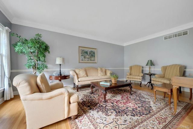 34 Eagle Court, White Plains, NY 10605