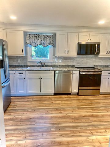 8 Southgate Drive, Bedford, NH 03110