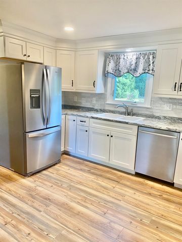 8 Southgate Drive, Bedford, NH 03110