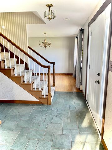 8 Southgate Drive, Bedford, NH 03110