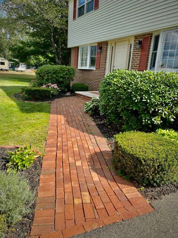8 Southgate Drive, Bedford, NH 03110