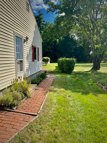 8 Southgate Drive, Bedford, NH 03110