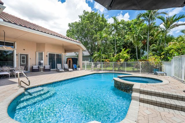 911 Forest Glen Lane, Wellington, FL 33414