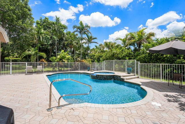 911 Forest Glen Lane, Wellington, FL 33414