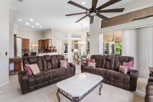 911 Forest Glen Lane, Wellington, FL 33414