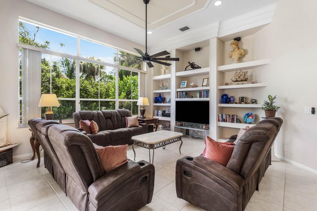 911 Forest Glen Lane, Wellington, FL 33414
