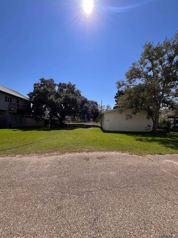 32742 Cypress Dr, Springfield, LA 70462