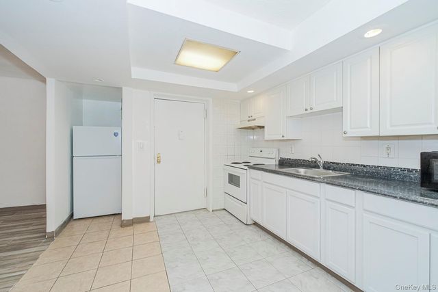 490 Clove Road, Staten Island, NY 10310