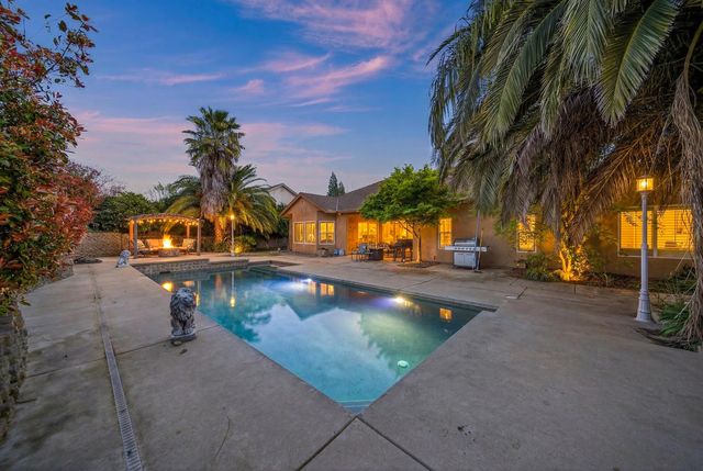 2372 Tradition Way, Redding, CA 96001