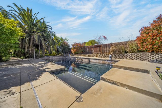 2372 Tradition Way, Redding, CA 96001