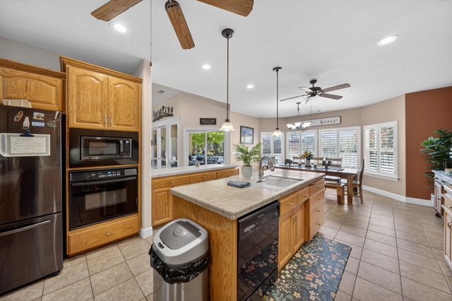 2372 Tradition Way, Redding, CA 96001