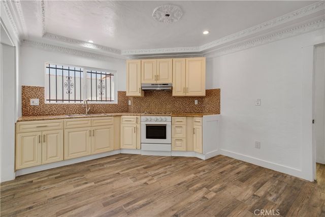 522 W 82nd St, Los Angeles, CA 90044