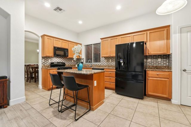 1587 Rich Dr, Yuba City, CA 95993