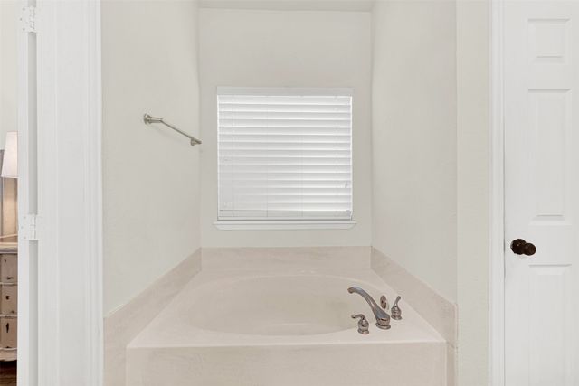3024 Greenway Drive, Burleson, TX 76028