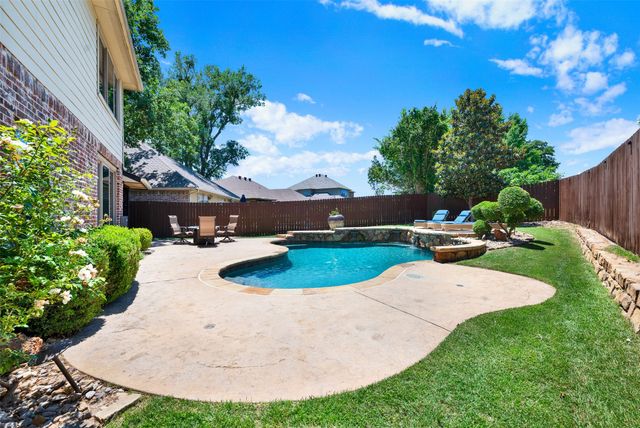 3024 Greenway Drive, Burleson, TX 76028