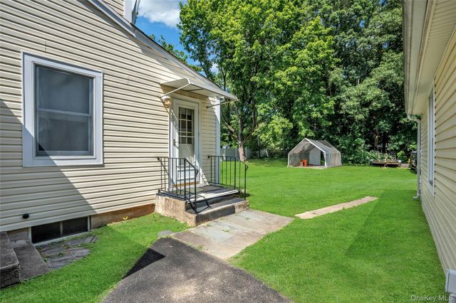 33 Laurel Drive, Smithtown, NY 11787