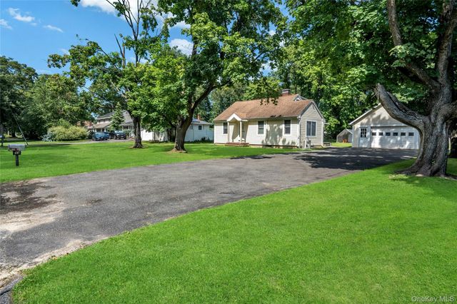 33 Laurel Drive, Smithtown, NY 11787