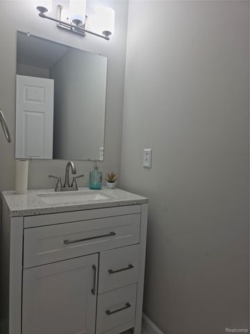 1275 Lilac Lane, Waterford Charter Township, MI 48327