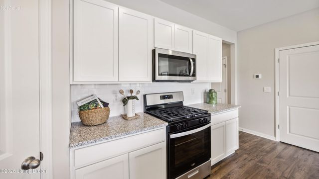 8106 Cedar Meadows Ln, Louisville, KY 40229