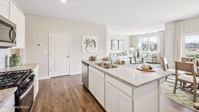 8106 Cedar Meadows Ln, Louisville, KY 40229