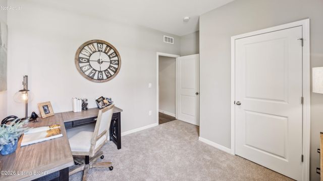 8106 Cedar Meadows Ln, Louisville, KY 40229