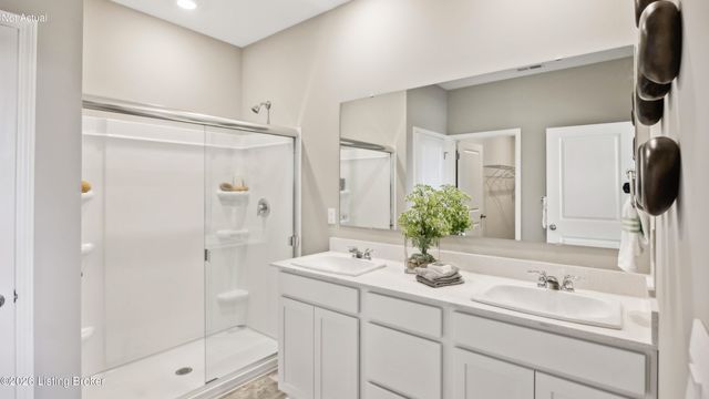 8106 Cedar Meadows Ln, Louisville, KY 40229