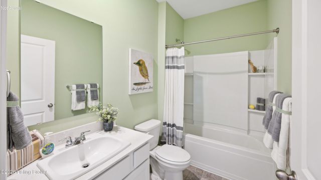 8106 Cedar Meadows Ln, Louisville, KY 40229