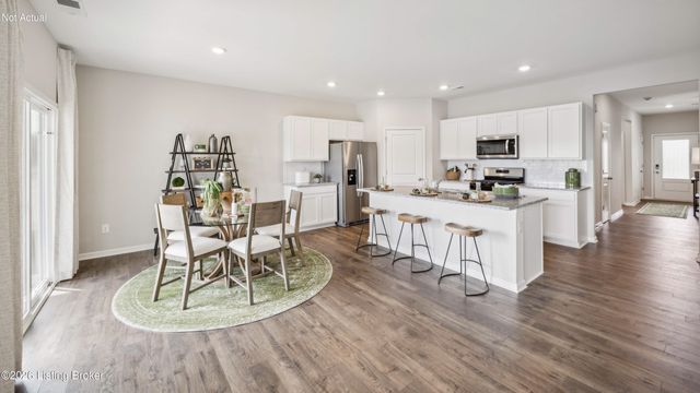 8106 Cedar Meadows Ln, Louisville, KY 40229