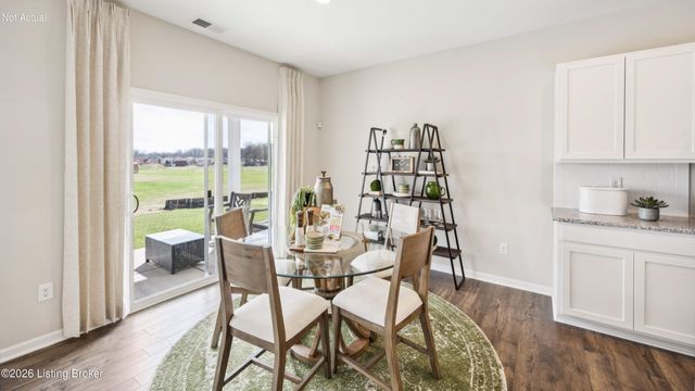 8106 Cedar Meadows Ln, Louisville, KY 40229