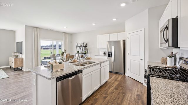 8106 Cedar Meadows Ln, Louisville, KY 40229