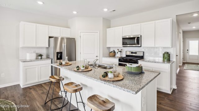 8106 Cedar Meadows Ln, Louisville, KY 40229