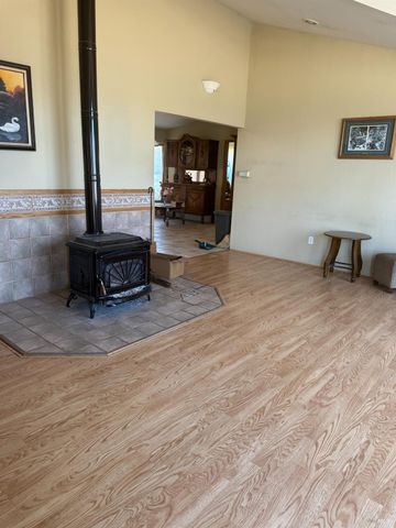 22751 Oak Ln, Covelo, CA 95428