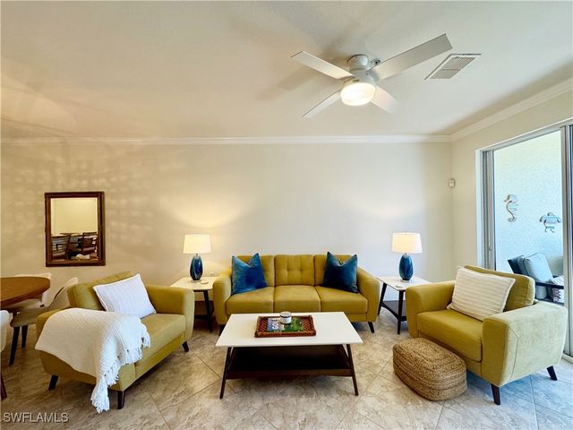 4884 Hampshire CT 7-104, Naples, FL 34112