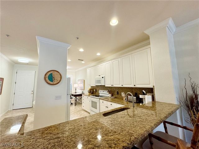 4884 Hampshire CT 7-104, Naples, FL 34112