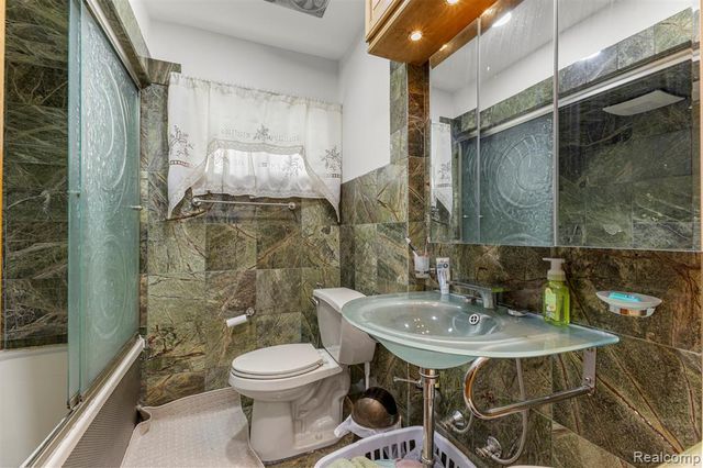 8786 N Evangeline Street, Dearborn Heights, MI 48127