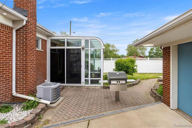 8786 N Evangeline Street, Dearborn Heights, MI 48127