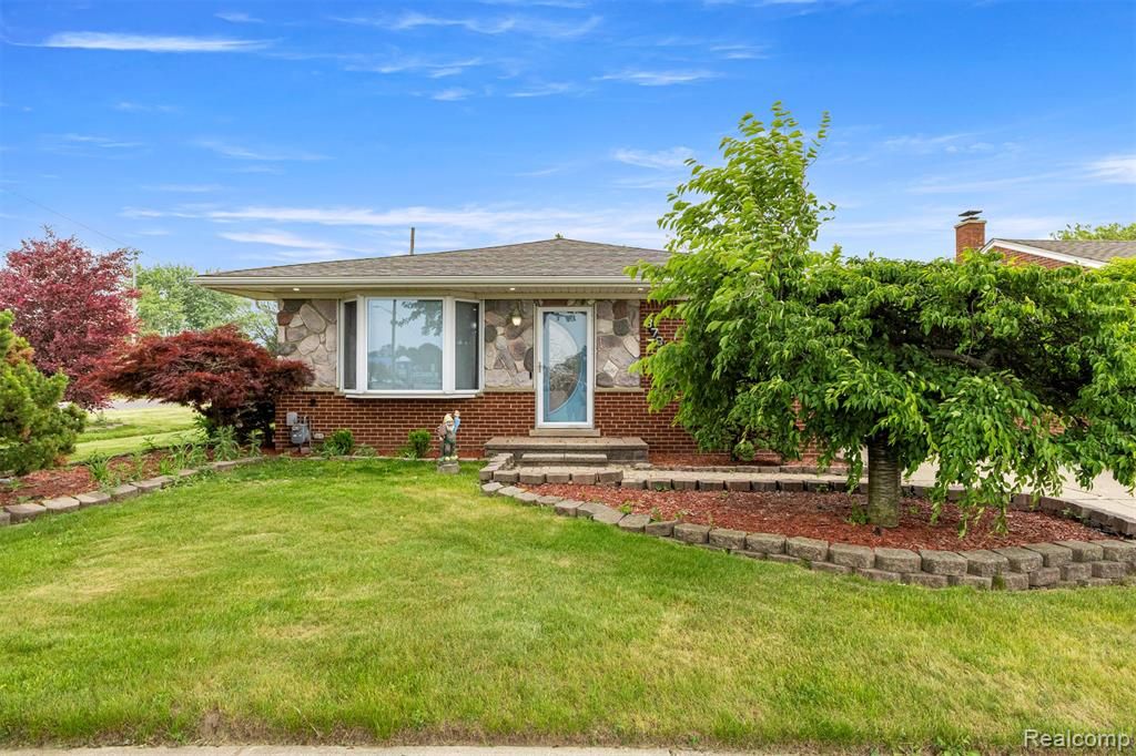 8786 N Evangeline Street, Dearborn Heights, MI 48127