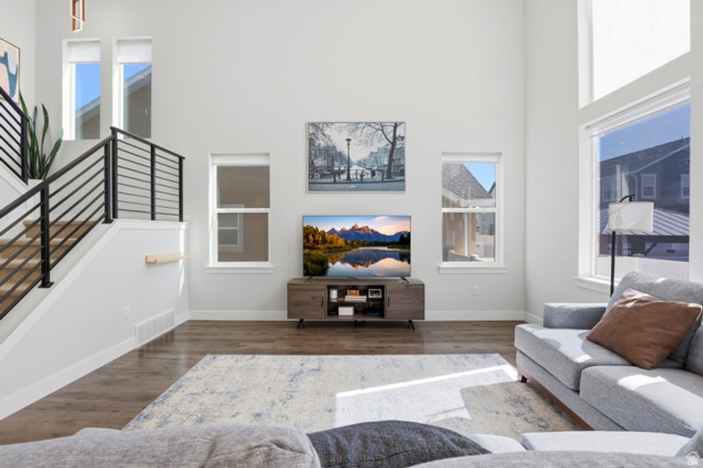 Image 8 of property listing at 71 N MORNING VIEW DR, Saratoga Springs, UT 84045
