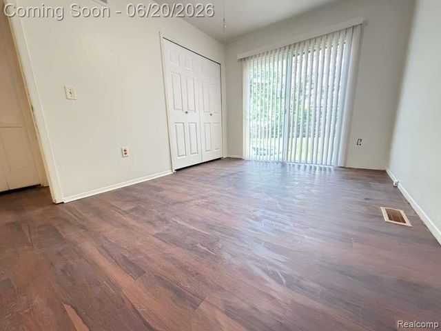 8307 S Essex Avenue, Warren, MI 48089