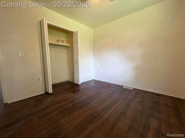 8307 S Essex Avenue, Warren, MI 48089