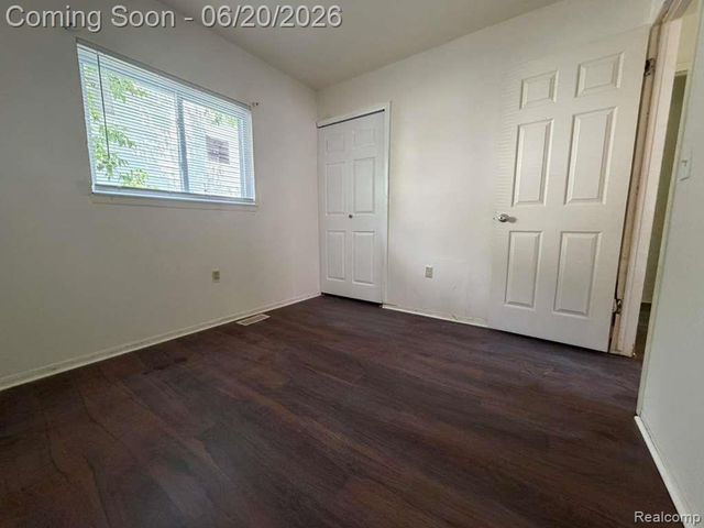 8307 S Essex Avenue, Warren, MI 48089