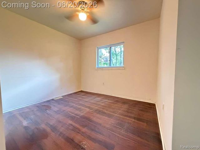 8307 S Essex Avenue, Warren, MI 48089
