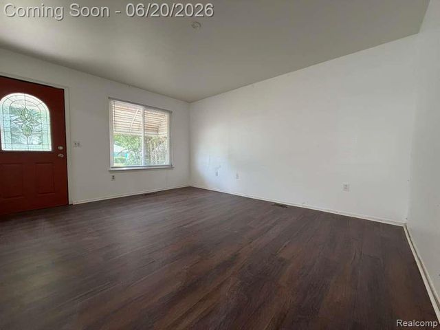 8307 S Essex Avenue, Warren, MI 48089