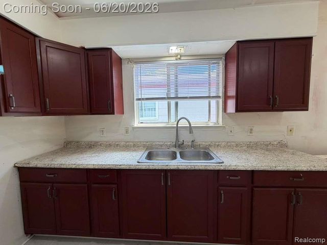 8307 S Essex Avenue, Warren, MI 48089