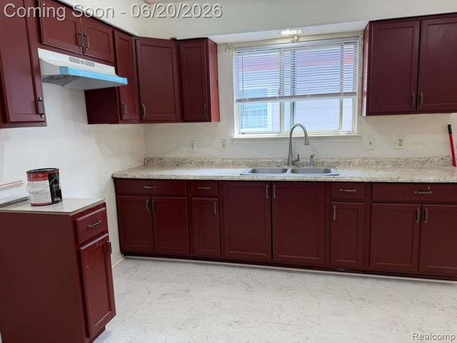 8307 S Essex Avenue, Warren, MI 48089