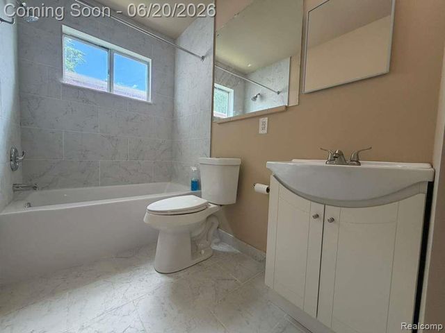 8307 S Essex Avenue, Warren, MI 48089