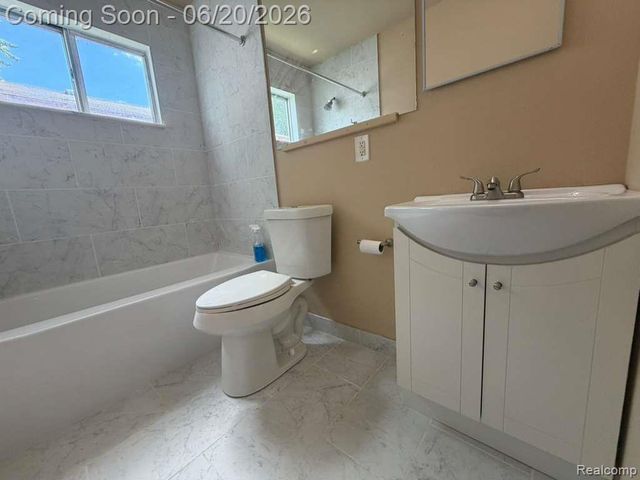 8307 S Essex Avenue, Warren, MI 48089