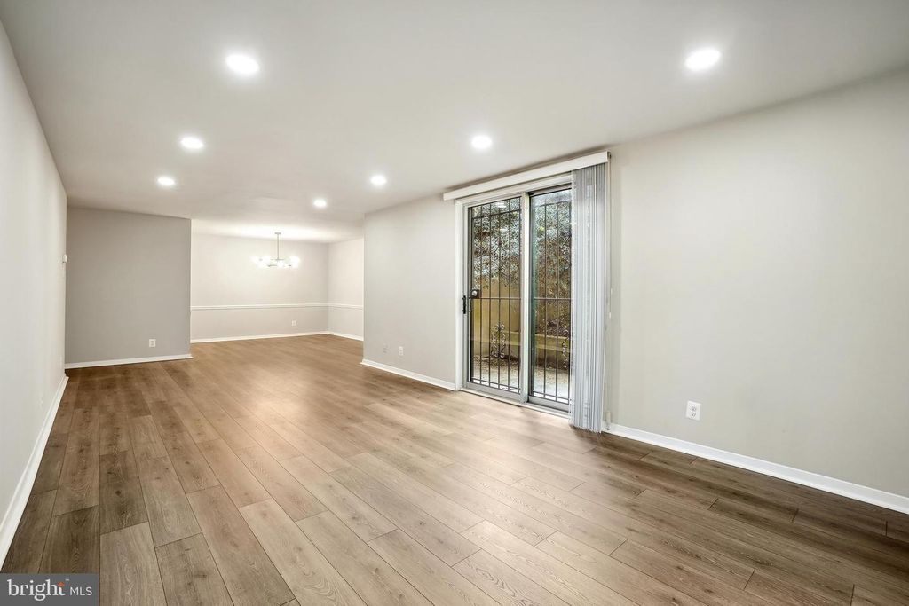 Image 10 of property listing at 1900 LYTTONSVILLE RD #216, Silver Spring, MD 20910